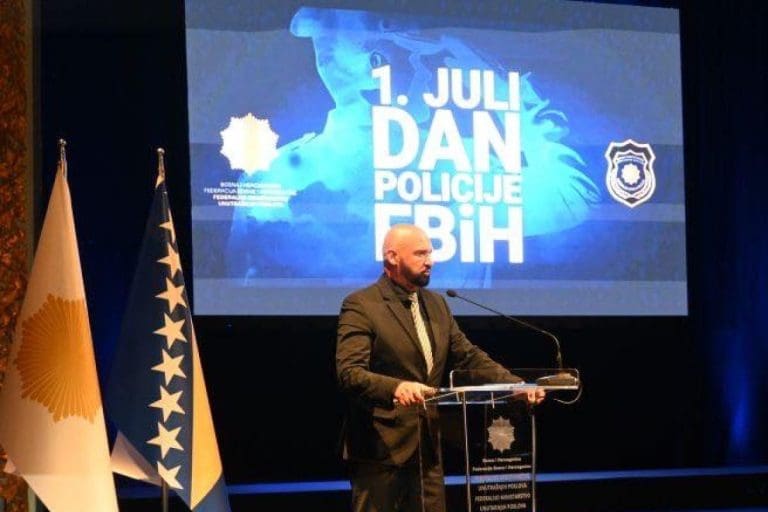 Šta je sljedeće? Ramo Isak odlikovao svog sina povodom Dana policije