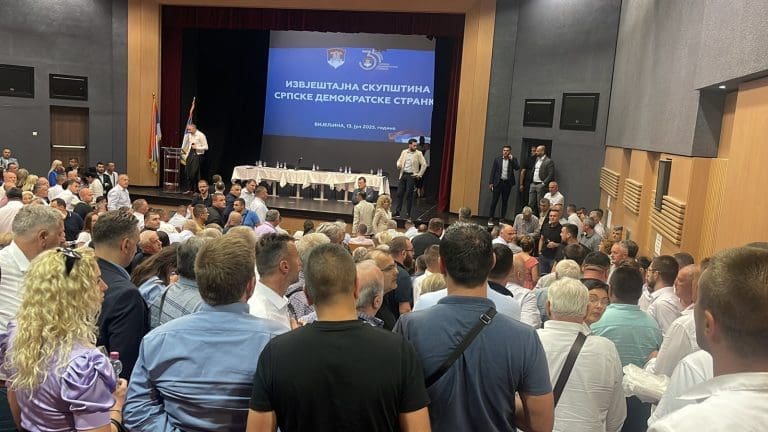 OPŠTI HAOS U SDS-U: Milan Miličević podnio neopozivu ostavku, uslijedile burne reakcije i teške riječi među delegatima (VIDEO)