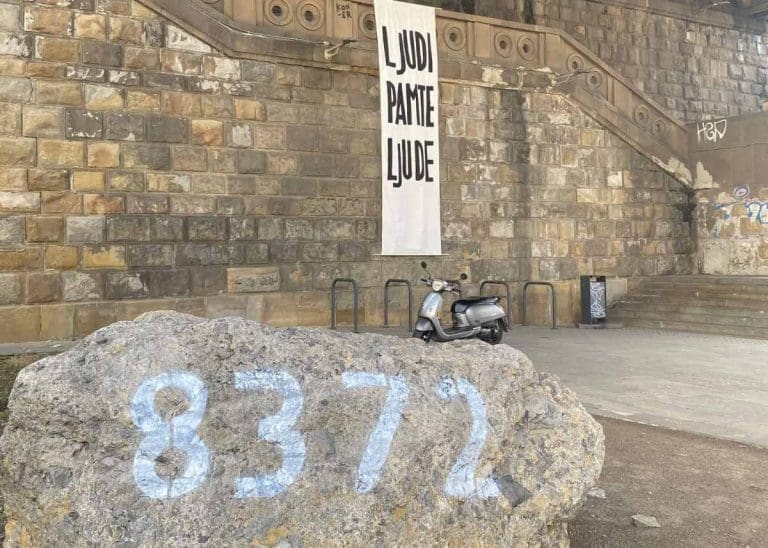 Beograd: Postavljen kamen-spomenik za žrtve genocida u Srebrenici
