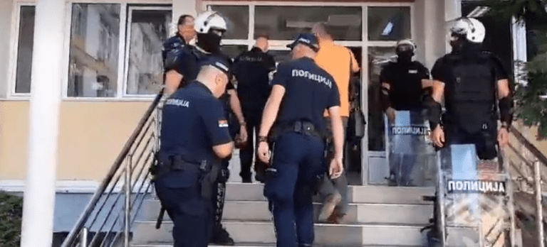 Sedmo hapšenje u Užicu, građani se okupili ispred stanice i pozivaju policiju da skine šljemove