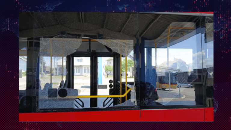 Kamenovan autobus sa djecom SKUD-a iz Krepšića kod Brčkog