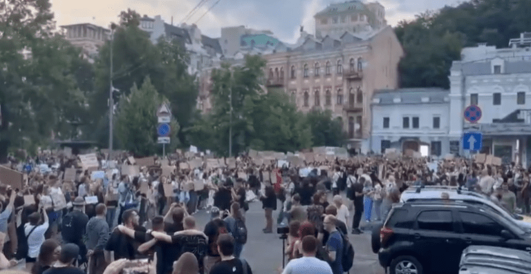 Najveći protesti u Ukrajini od rata: Zelenski potpisao sporni zakon