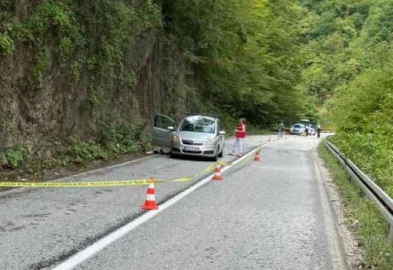 Suvozač poginuo na putu Foča – Sarajevo, stijena pala na auto