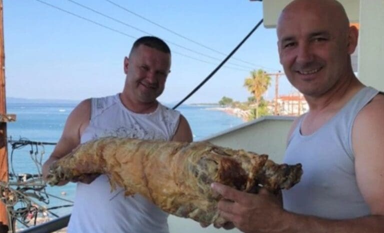Donijeli jagnje na plažu u Grčkoj: “Nismo više paradajz turisti”