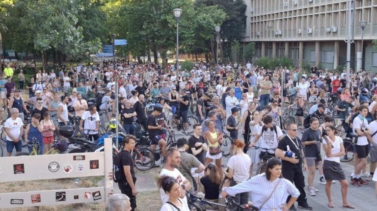 “Mirno spavaj svete, nije tvoje dete“: Protest ispred Višeg suda u Beogradu