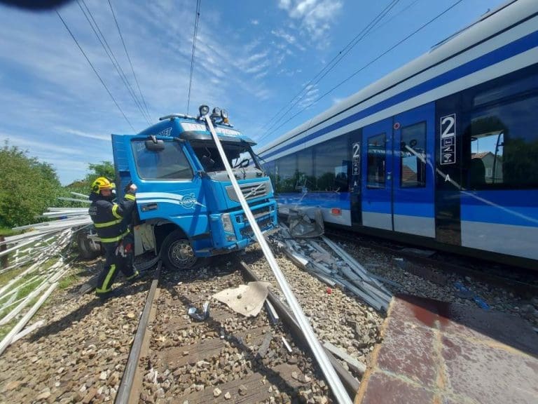 Teška nesreća u Hrvatskoj: Kamion podletio pod putnički voz, jedna osoba poginula