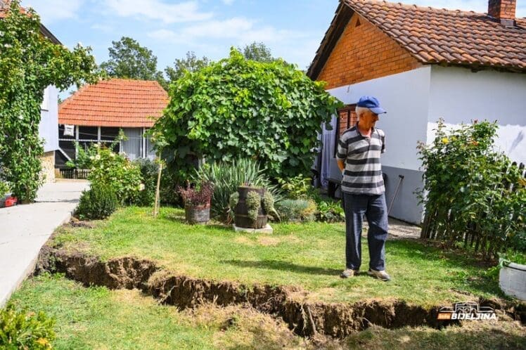 Mještani Ugljevik Sela u strahu: Put uništen, odron prijeti kućama