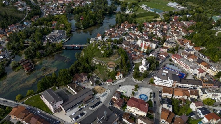 Bosanska Krupa: Tri bogomolje u jednom “dvorištu”