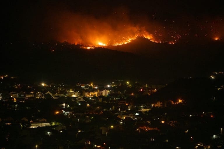 Bjesne požari širom Crne Gore – evakuacije, Srbija uputila pomoć, uhapšeni piromani