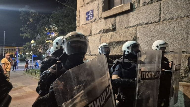 Djevojku satima držali u zgradi Vlade, tukli je i prijetili silovanjem: Užasna svjedočenja studenata nakon protesta u Beogradu