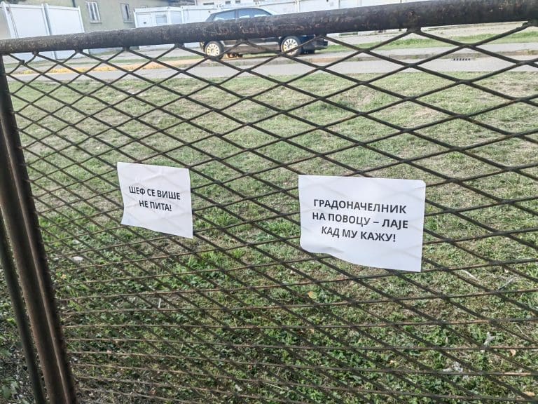 PORUKE NADLEŽNIM: Sve za kumove, ništa za narod, ne spavaj dok ti uzimaju grad (FOTO)