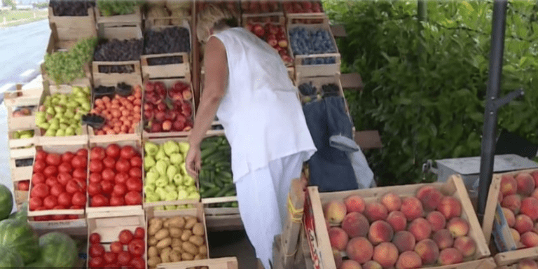 Svježi plodovi na putu prema moru: Evo koliko košta voće na štandovima uz cestu u Hercegovini