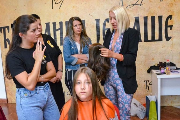 Humanost na djelu: Stotinu građana Teslića darovalo kosu za perike mališanima