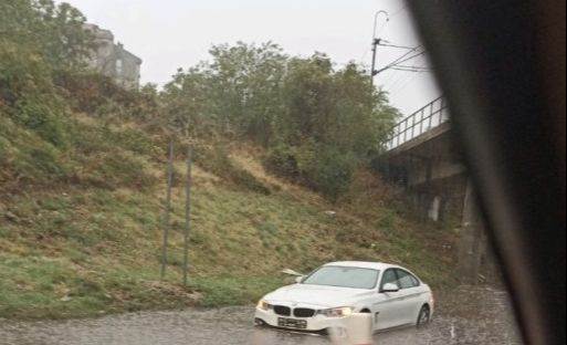 Poplava blokirala saobraćaj na ulazu u Mostar: Vozilo ostalo zarobljeno u vodi