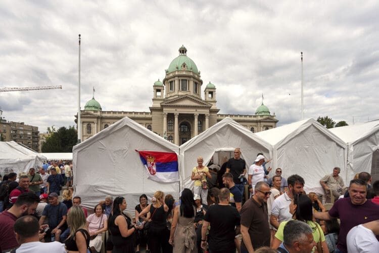 „Šta ako Vučić odluči da legalizuje najveće divlje naselje u Srbiji – Ćacilend?“
