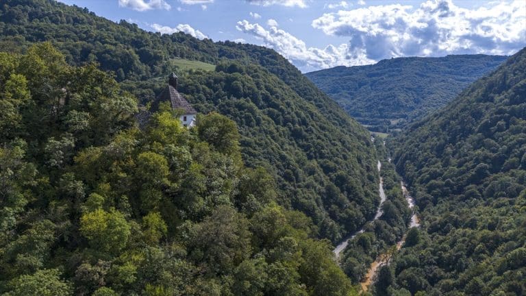 Džamija na nebu u istočnoj Bosni prkosi vremenu (FOTO)