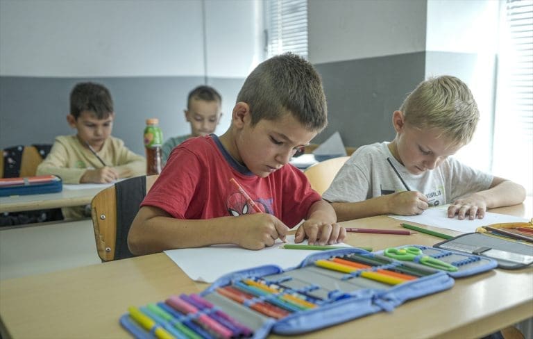 Učionice nade u Novoj Kasabi: Šestero prvačića čuvaju pravo na obrazovanje (FOTO)