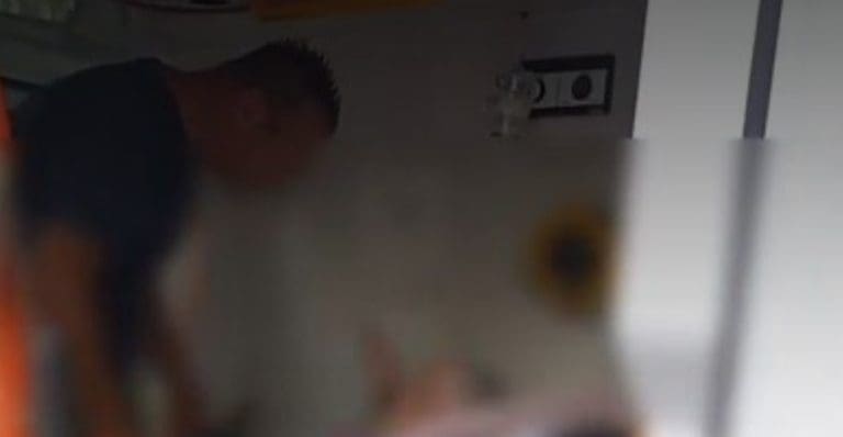 Sramota u Pazariću: Objavljen šokantan snimak maltretiranja starije osobe u sanitetskom vozilu (VIDEO)