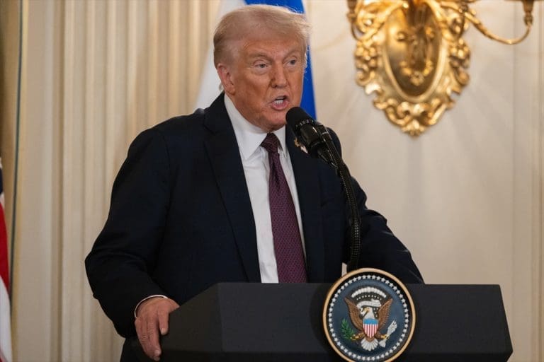 “Gdje mi je kosa”: Trump “poludio” zbog fotografije