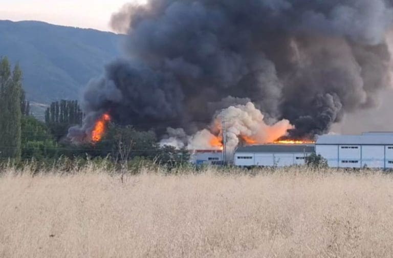 Nova dramatična situacija u Kočanima: Veliki požar, četiri vatrogasca povrijeđena u fabrici slatkiša (VIDEO)
