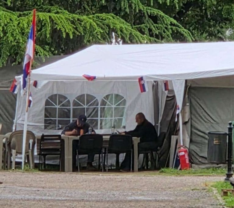Šatori pred Skupštinom Srbije, centar grada paralisan