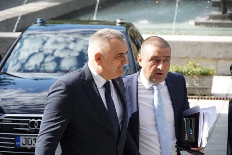 Političari dolaze u Narodnu skupštinu RS, gdje će birati novu Vladu (FOTO)