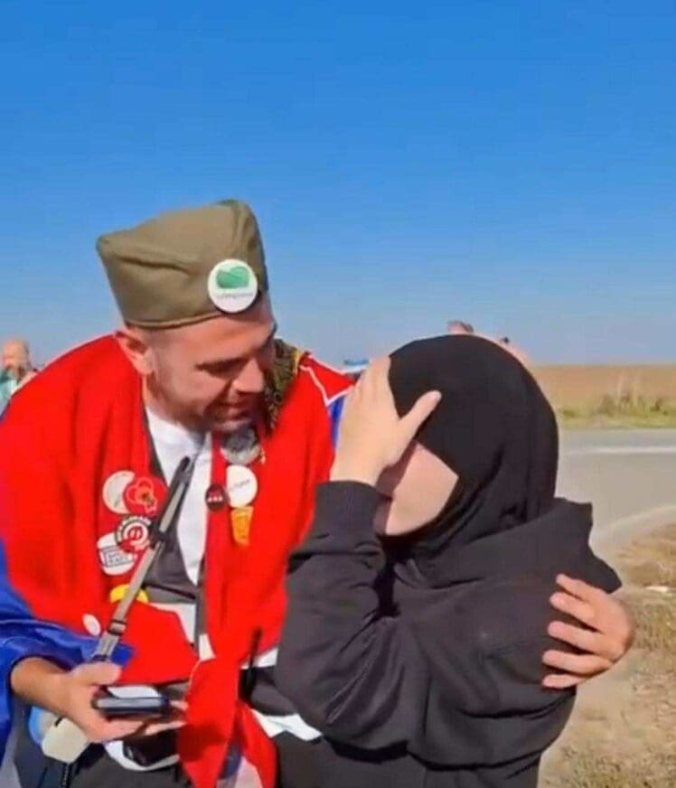 Ona sa hidžabom, on sa šajkačom, ali njihov zagrljaj RUŠI SVE PREDRASUDE