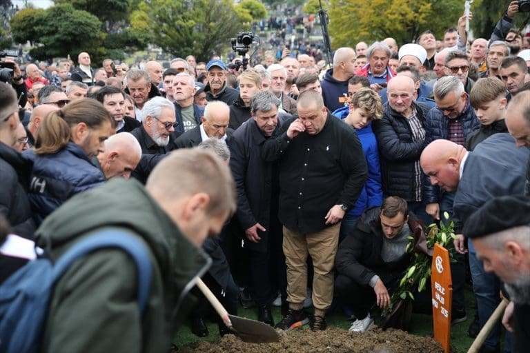 Legenda otišla u vječnost: Uz taktove pjesme “Romanija” sahranjen Halid Bešlić