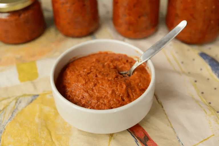 Kako je “ajvar” dobio ime? Nema nikakve veze sa paprikama…