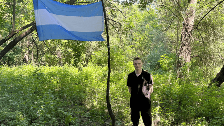 Zauzeo teritoriju na granici Hrvatske i Srbije i proglasio se “najmlađim predsjednikom” na svijetu. Deportovan je