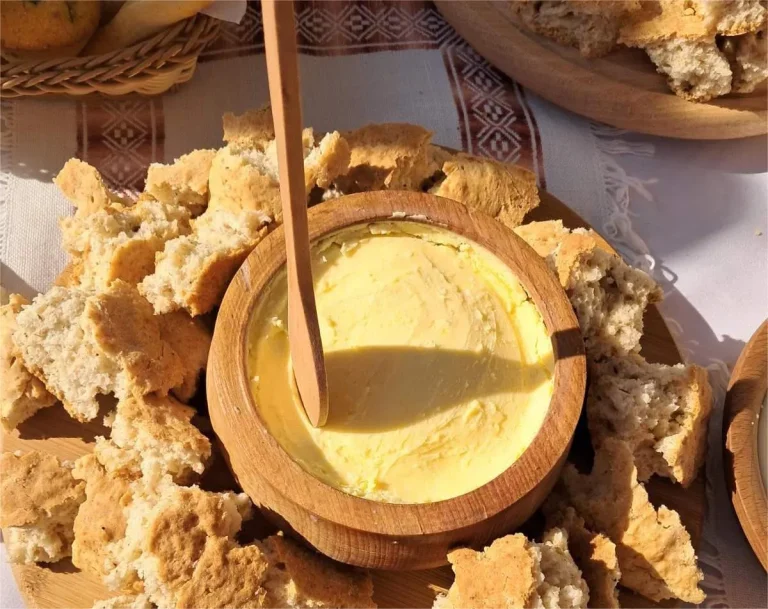 Žene koje čuvaju ukus tradicije: Gatački kajmak iz mješine na putu ka EU certifikatu (VIDEO)