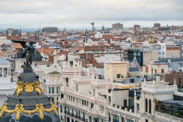 Srušila se zgrada sa šest spratova u centru Madrida