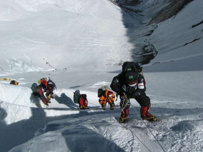 Stotine planinara spašeno iz snježne oluje na Mount Everestu