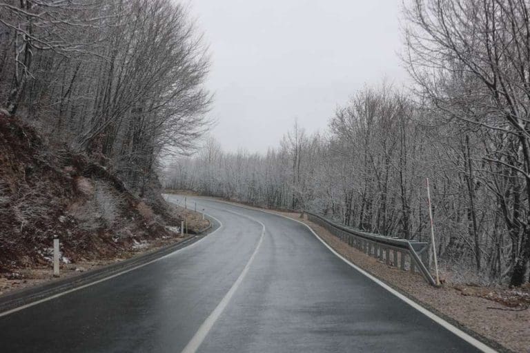 Vozačima koji putuju prema planinama preporučuje se korištenje zimske opreme