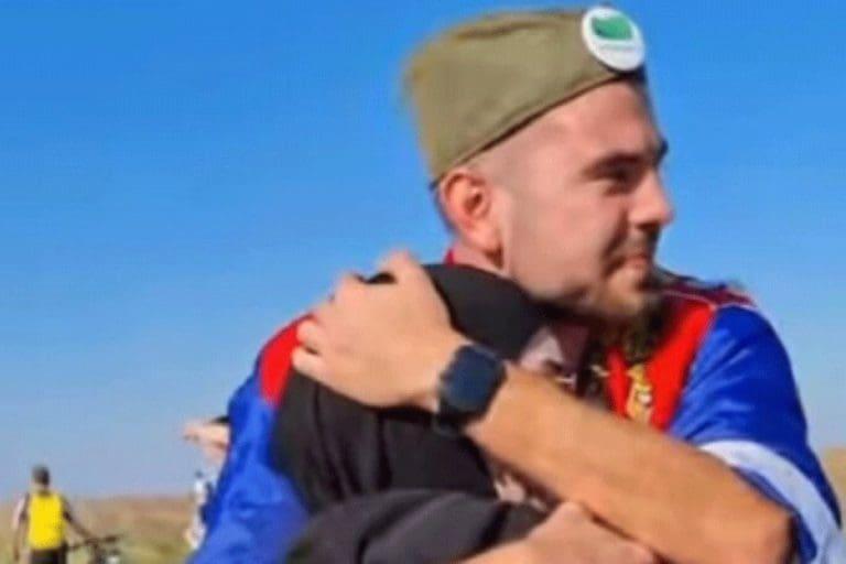Mladić sa šajkačom uputio poruku Peziću: Nisam znao da Nadiju ne smijem zagrliti