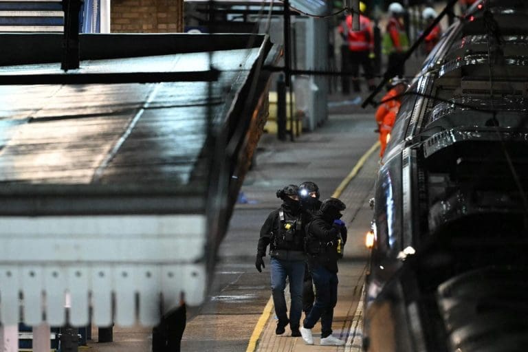 Heroj spriječio napad na djevojčicu u londonskom vozu, svjedoci: “Glavom je blokirao nož”