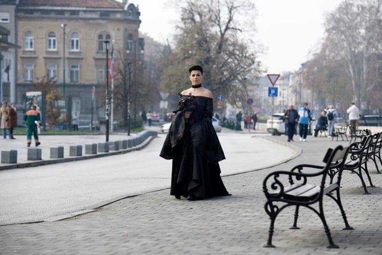 Viđena na ulicama Sarajeva: Ko je misteriozna mlada u crnoj vjenčanici?!
