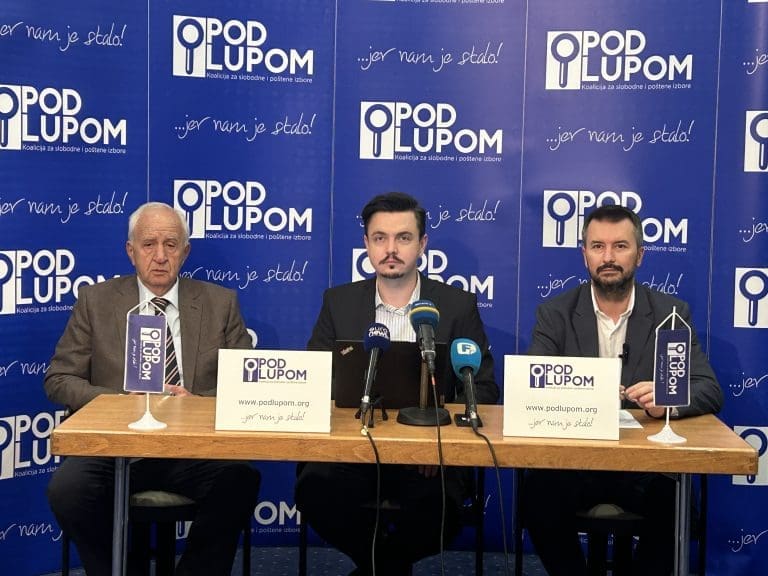 “Pod lupom” otkriva: Porodično glasanje na skoro 40% biračkih mjesta, pritisci i organizovani prevoz birača