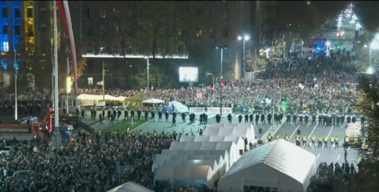 Napeto ispred Skupštine Srbije: Pristalice SNS-a gađale flašama građane, policija nije reagovala