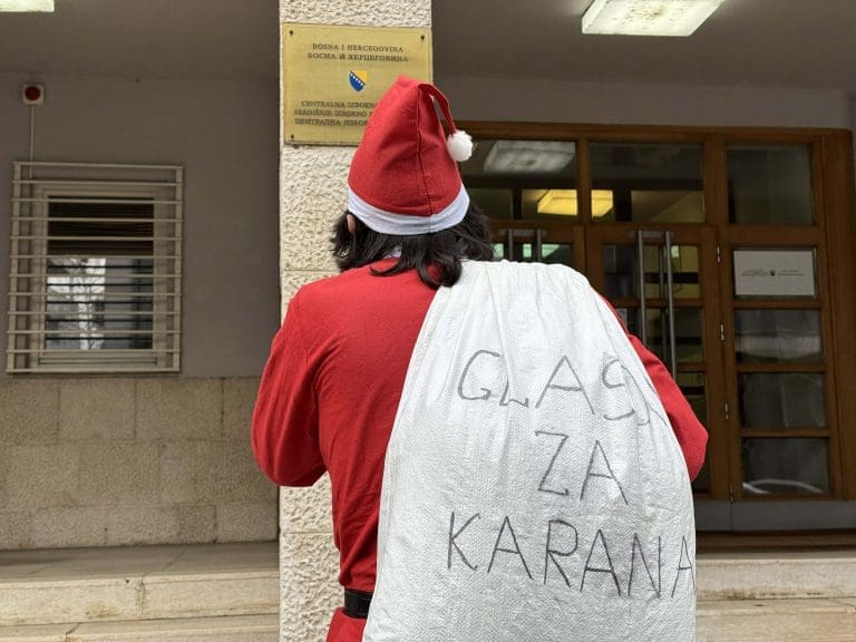 “Deda Mraz” Centralnoj izbornoj komisiji donio džak glasova za dječaka Sinišu