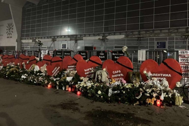 Tužni skup u Novom Sadu, 13 mjeseci od pada nadstrešnice (VIDEO)