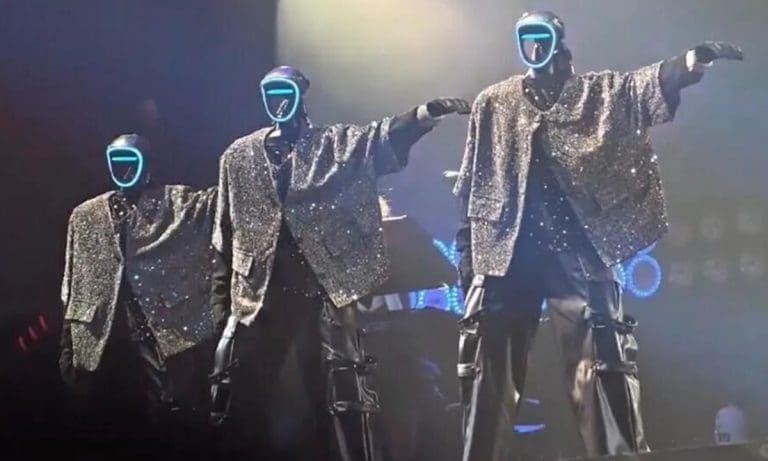 Ples humanoidnih robota na koncertu u oduševio publiku
