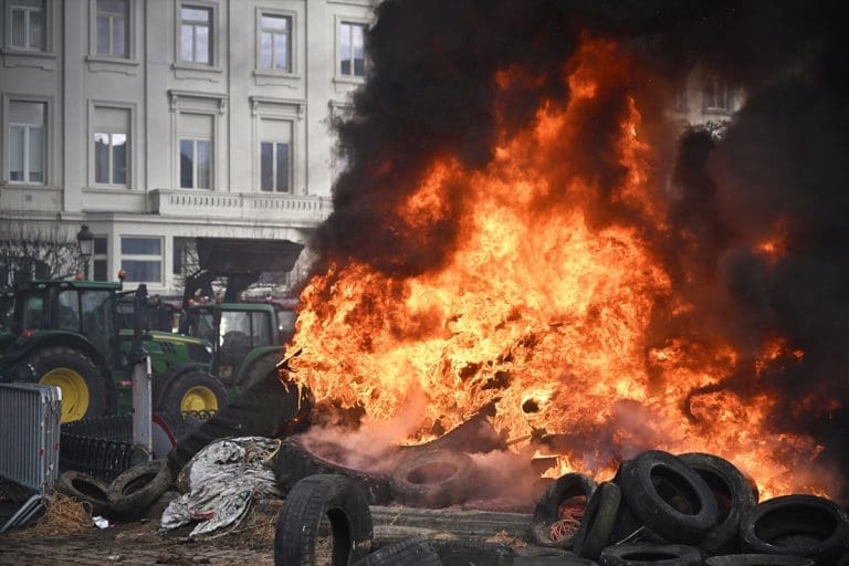 Brisel u plamenu: Poljoprivrednici izazvali haos (VIDEO)