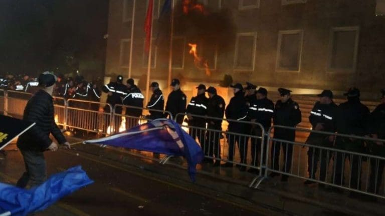 Protesti ispred zgrade vlade Albanije: Traže smjenu premijera Edija Rame
