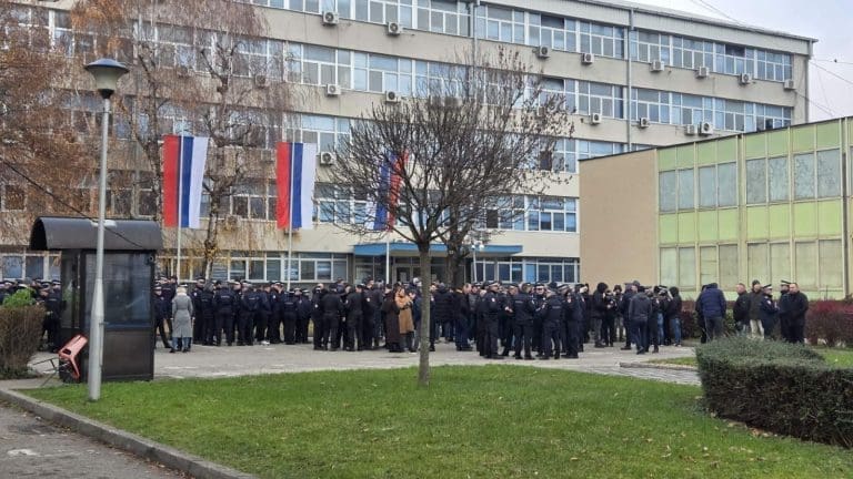 Policija u RS na nogama, sve patrole imaju upaljene rotacije do presude!
