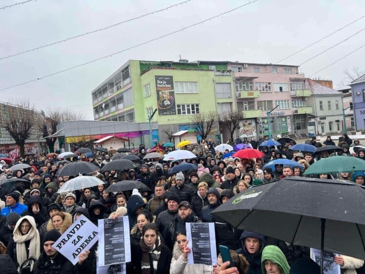 Više stotina ljudi na protestu u Bihaću zbog smrti mladića, optužuju ljekare za neadekvatnu reakciju