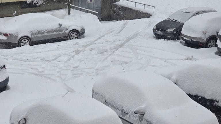 Bijes zbog snijega u BiH. Firme zovu ljude, plaćaju dobru dnevnicu za čišćenje