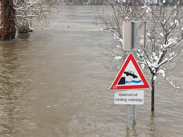 Vanredna situacija proglašena u Zvorniku, Drina raste, potopljena dva automobila