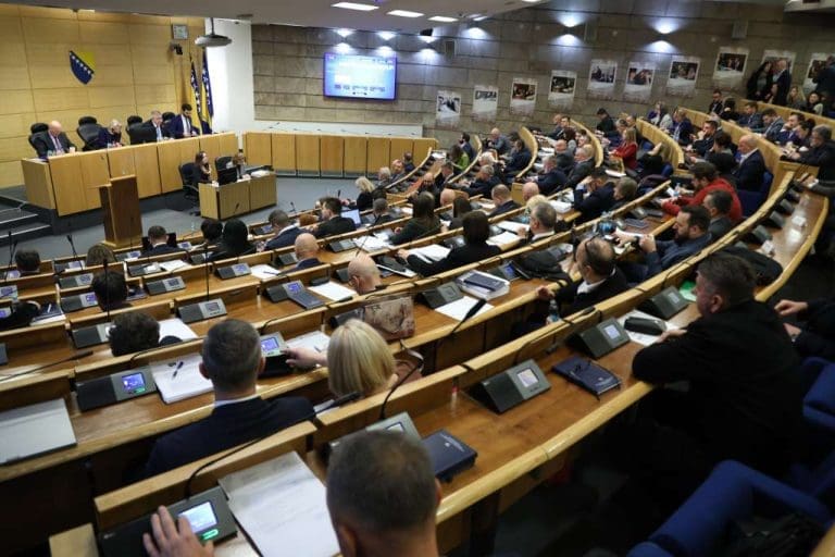 Sit gladnom ne vjeruje: Kako su federalni zastupnici spriječili ukidanje bijelog hljeba i paušala profesionalnim zastupnicima