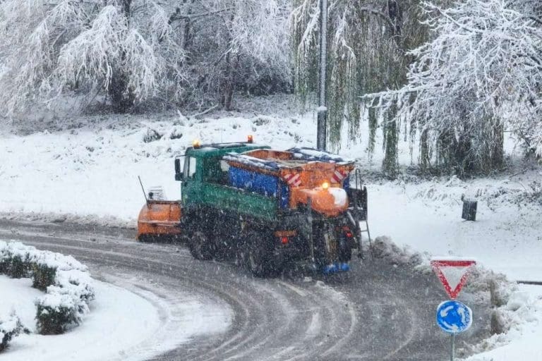 Zbog izlijevanja vode na kolovoz obustavljen saobraćaj na više putnih pravaca